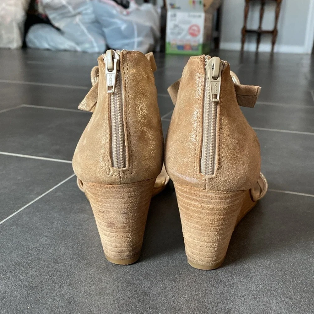 Soft womens Marla suede‎ wedge heel Sandals in gold size 9
